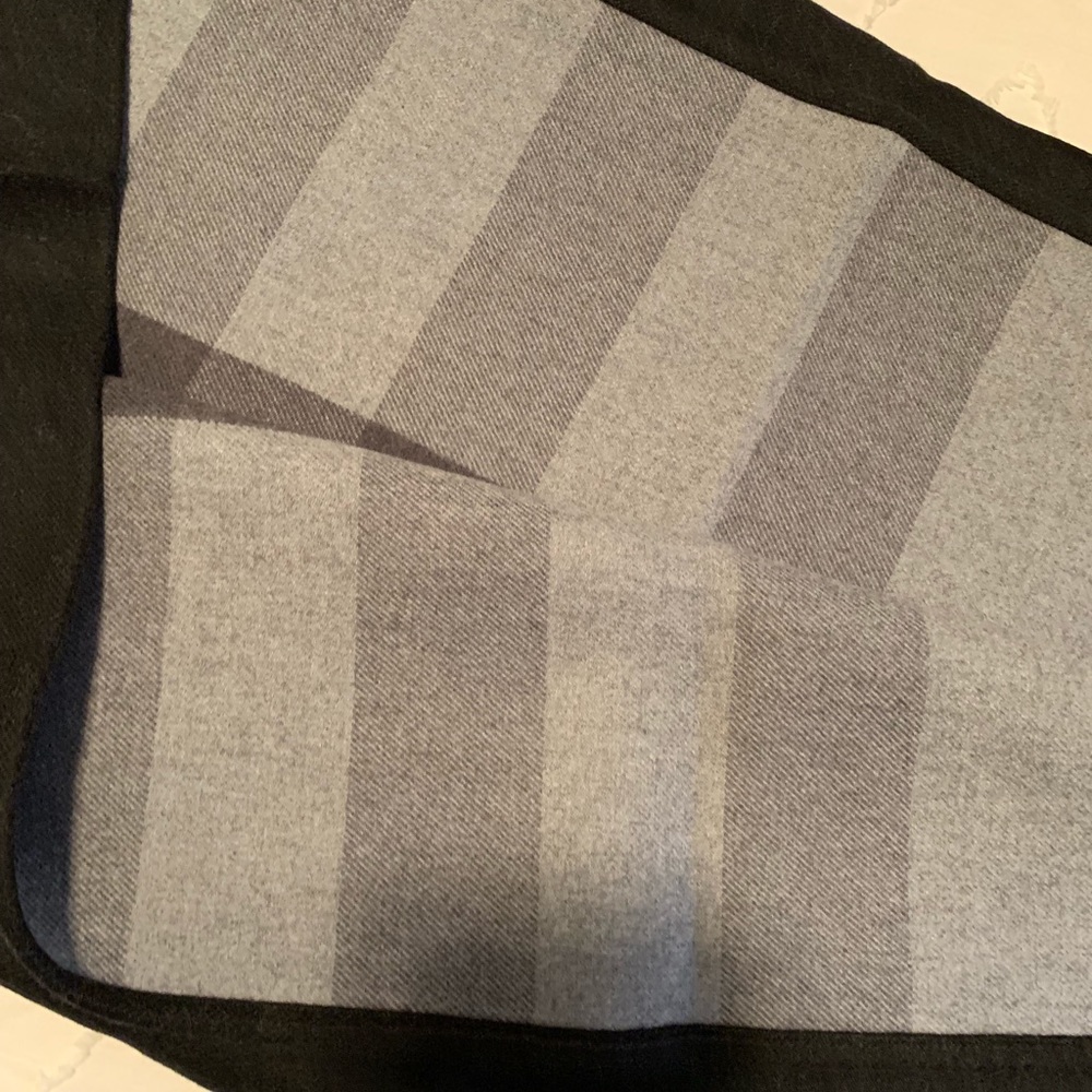 New💕Burberry merino check cape - Picture 6 of 8